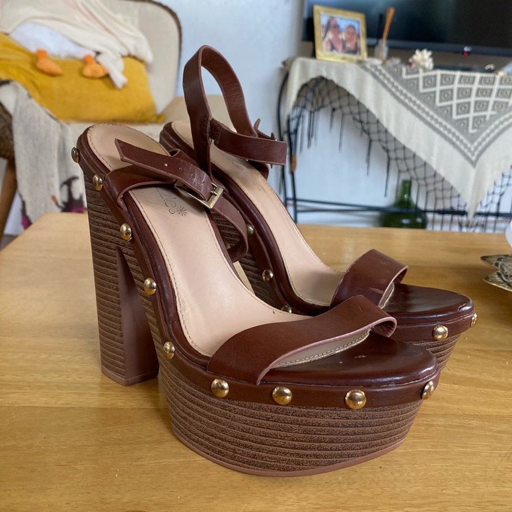 Platform wooden pumps